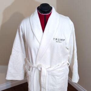 NWOT Unisex White Trump Hotels Bath Robe Textured Pattern Ultra Soft Lining